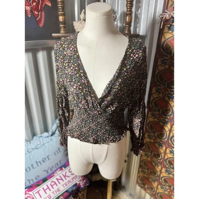 Top de mujer mediano con estampado floral de grúa de papel manga larga cintura ajustada Foto 1 de 3