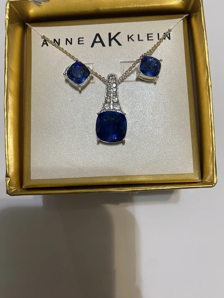 Juego de collar y pendientes Anne Klein de diamantes de imitación y cristal azul Foto 1 de 2