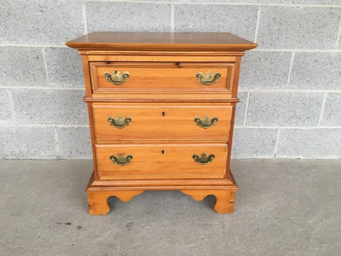 LEXINGTON PINE 3 DRAWER CHIPPENDALE STYLE NIGHTSTAND Cover