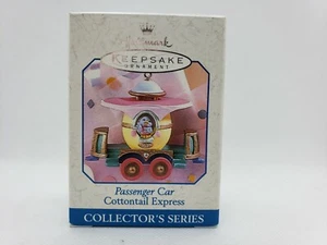 NUOVO CON SCATOLA VINTAGE 1998 COTTONTAIL EXPRESS SERIE AUTOVETTURA Hallmark Keepsake Ornamento - Foto 1 di 7