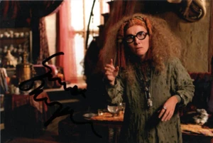 HARRY POTTER: EMMA THOMPSON 'PROF. SYBILL TRELAWNEY' SIGNED 6x4 ACTION PHOTO+COA - Picture 1 of 1