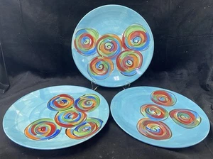 "Lote de 3 platos de cena de cerámica firmados por Gail Pittman 2007 11"" usados en excelente estado remolino colorido" - Imagen 1 de 6