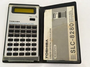 Toshiba SLC-8280 Liquid Crystal wissenschaftlicher Taschenrechner 1980 mit Hülle & Handbuch - Bild 1 von 5