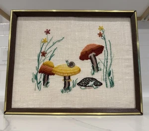 Vintage Mid Century Crewel Stickerei fertig gerahmt Pilze Schildkröte 12”x15” - Bild 1 von 15