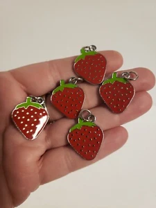 5 STRAWBERRY CHARMS ENAMEL FLAT SCRAPBOOKING CARDS CRAFTS JEWELRY SILVER TONE - Picture 1 of 3