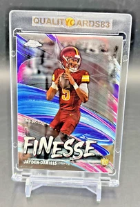 JAYDEN DANIELS ROOKIE COLORATO TOPPS CROMO RC CON CUSTODIA NFL COMMANDERS - Foto 1 di 5