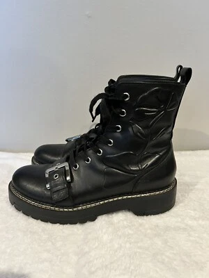 Bota de Combate Zara Basic Collection Negra Hebilla Floral Repujado Mujer 8 Foto 1 de 4