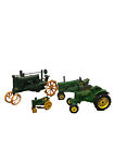 Lot de 4 tracteurs et équipements agricoles vintage à l'échelle John Deer