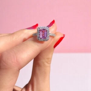 Anillo de compromiso de platino con diamantes talla esmeralda zafiro rosa cultivado en laboratorio de 1,30 quilates - Imagen 1 de 13