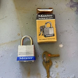 Vintage 1960's Master Lock No 7 Padlock Milwaukee WI Original Box and keys - Picture 1 of 3