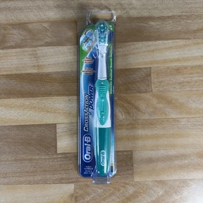 Oral B Cross Action Power Dual Clean Battery Toothbrush MEDIUM BRISTLE Green NOS - Image 1 of 4