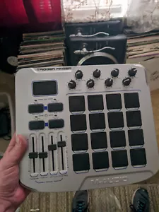 M-Audio Trigger Finger USB 16-pad MIDI Drum Control Surface DJ Remix Beatmachine - Picture 1 of 2