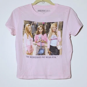 Mean Girls Damen-T-Shirt On Wednesdays We We Wear rosa Grafikdruck Größe S Small - Bild 1 von 4