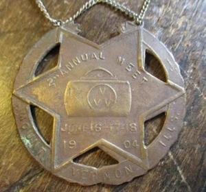 ANTIK 1904 MESSING MEDAILLON/HALSKETTE 2``JAHRESTREFFEN VVV AUF TASCHENMONTIERUNG VERNON ILLS - Bild 1 von 4