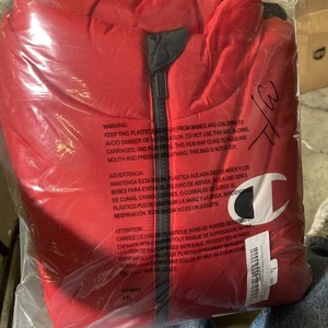 champion standium puffer jacket black/scarlet large - Picture 1 of 2