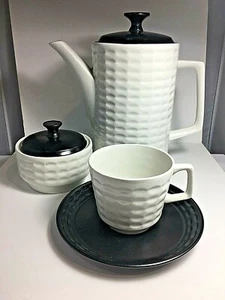 Cafetera Myott Mid Century blanca y negra diseño de gofre de ceramita Tharaud - Imagen 1 de 12