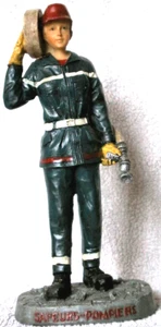 Sapeurs pompiers - FEMME POMPIER AVEC UNE LANCE 20 cm de hauteur N° 207 - Picture 1 of 1