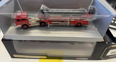 Raro Corgi Classics #52102 Mack CF Arial escalera camión de bomberos - Milwaukee en caja Foto 1 de 4