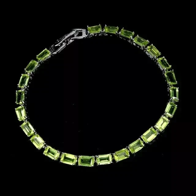 Brazalete de tenis para hombre de peridoto creado en laboratorio esmeralda de 7 quilates acabado en oro blanco de 14 quilates Foto 1 de 3