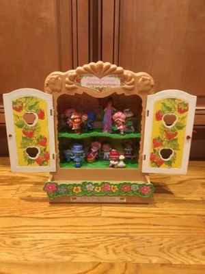 Vitrina de pastel corto de fresa vintage + 12 figuras de PVC Foto 1 de 4