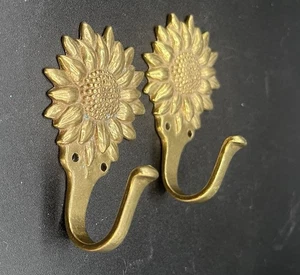 Par de ganchos para toallas de pared con forma de flor de girasol de latón - Imagen 1 de 6
