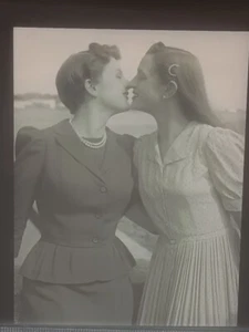 2##Photo negative film - Vignage - Kissing women - Lesbian couple - Love - Kiss - Picture 1 of 4