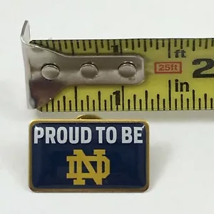 3-PROUD TO BE NOTRE DAME Spilla da bavero Wincraft Football made in USA Fighting Irish - Foto 1 di 5
