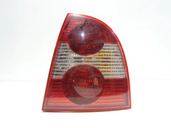 Feu arriere principal droit (feux) VOLKSWAGEN PASSAT 4 PHASE 2 3B5945096AE - Photo 1/4