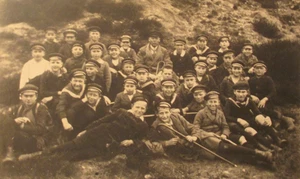 RAR priv Foto alter Zeit 1927 Gruppenbild Schule Schulklasse Kinder Jungs Unifor - Bild 1 von 3
