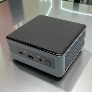 Intel NUC 10 Mini PC Intel 10a gen. 16 GB 512 GB NVMe SSD NUC10i3FNH Windows 11 - Foto 1 di 9