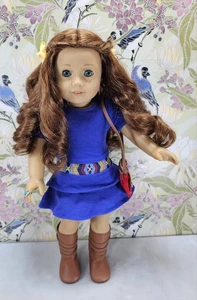 American Girl Doll Saige Girl of the Year 2013 - Vestito Orecchini Borsa Anello Stivali - Foto 1 di 18
