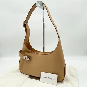 Auténtico bolso de hombro Salvatore Ferragamo Gancini Hobo cuero beige AQ-21 0170 - Imagen 1 de 23