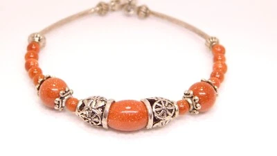 Pulsera de piedra dorada hecha a mano estilo vintage, alambre de memoria, cierre plegable. Foto 1 de 3