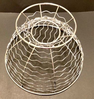 Cesta de alambre en tono plateado de 10" de ancho y 6" de alto llena de fruta artificial Foto 1 de 4