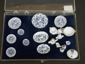 DOLLHOUSE PORCELAIN CHINA SET- BLUE DOVE- 23-PC. - Imagen 1 de 4