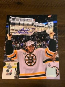 Foto autografiada 8x10 de la Copa Stanley de Adam McQuaid de los Boston Bruins - Imagen 1 de 1
