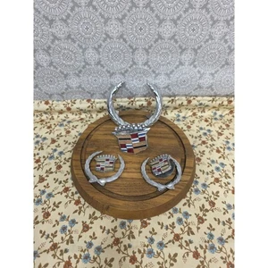 Lotto ornamenti emblema stemma Cadillac vintage - cappuccio baule parafango decorazione parete - Foto 1 di 7