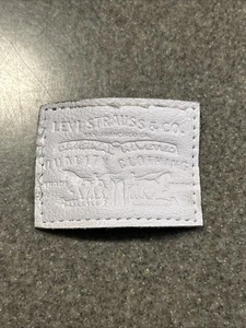 Levi’s Strauss & Company weiß Leder Logo Aufnäher Patch einzigartig 1 1/2 x 2” - Bild 1 von 4