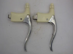 MAFAC COURSE 130 BRAKE LEVERS - WHITE BODIES (For Peugeot) - NOS - RARE - Imagen 1 de 11