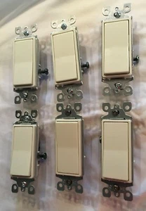 6 Stück Leviton 05601-2A Wippschalter 1-polig 15A 120VAC MANDEL - Bild 1 von 3