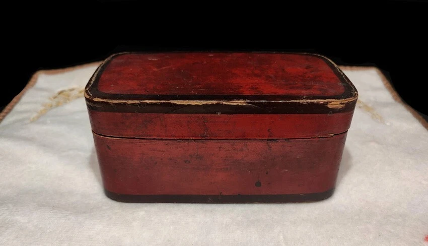 Antiguo joyero de madera pintado de laca roja noble chino del Tíbet del siglo XIX Foto 1 de 4