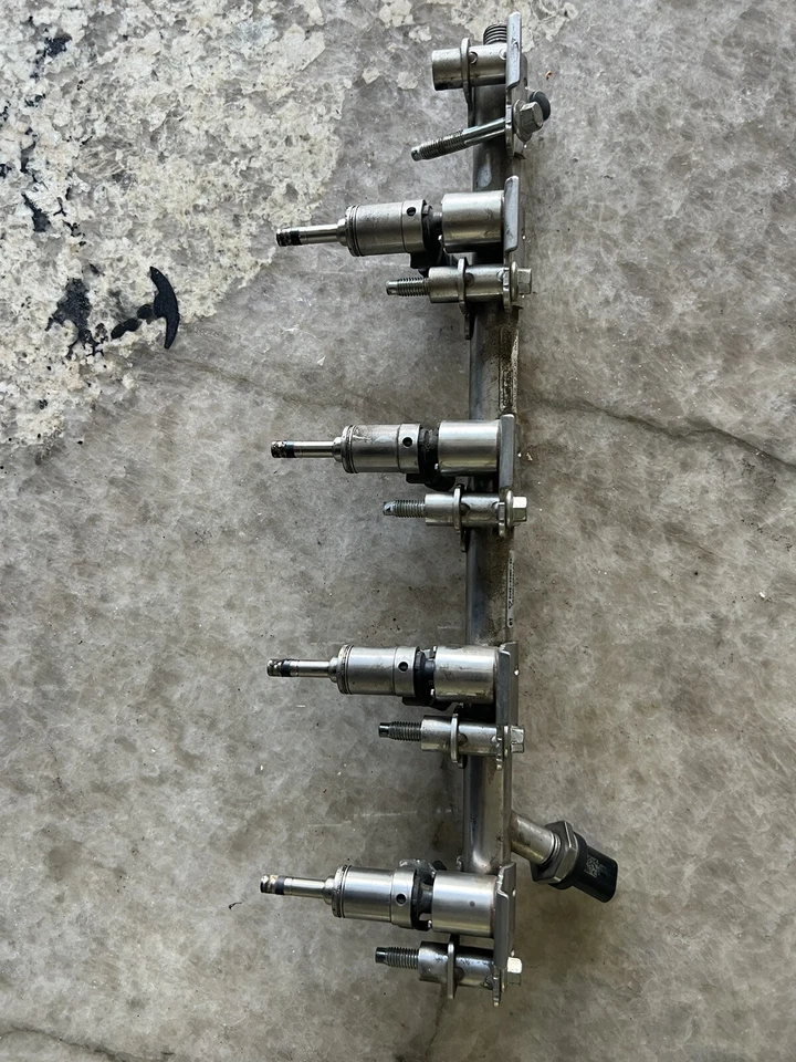 Juego de inyectores de combustible con riel de 14-17 Land Rover LR2 2.0 Discover Sport Foto 1 de 4