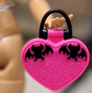 MUÑECA BARBIE MONSTER HIGH DRACULAURA CORAZÓN ROSA CORREA NEGRA MURCIÉLAGOS MONEDERO ACCESORIO - Imagen 1 de 6