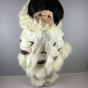 Bambola Eschimese Vintage 10" Carina Carina Panno Biscotto Capelli Neri, Abito Tradizionale - Foto 1 di 6