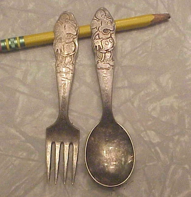 Cuchara y tenedor bebé rima infantil Disney Mickey Mouse vintage años 30 juego 4 1/4" Foto 1 de 4