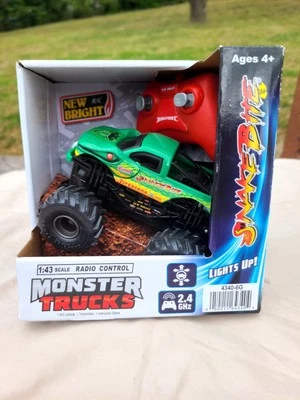 Monster Truck Bigfoot SnakeBite Radio Control Se Ilumina Debajo Nuevo 1:43  Foto 1 de 4