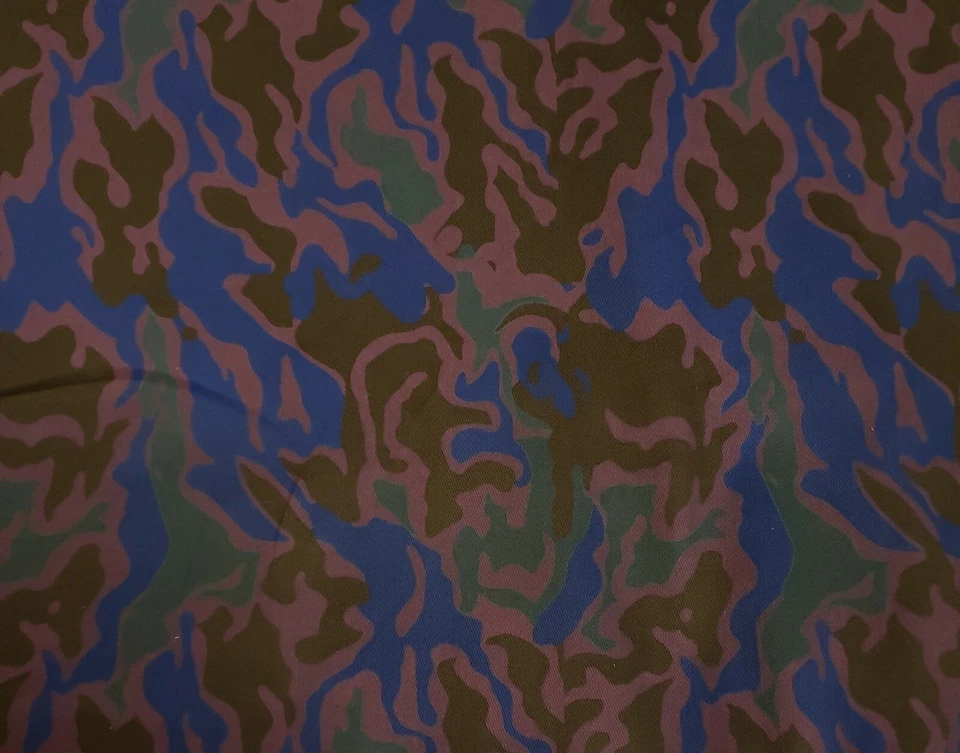 Tela marrón/azul con estampado de camuflaje de sarga de algodón por yarda Foto 1 de 1