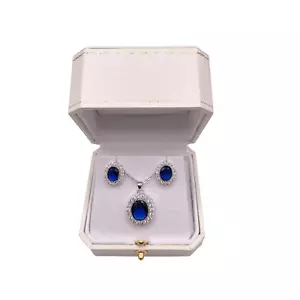 Set di diamanti creati con finitura oro bianco taglio ovale zaffiro blu e diamanti - Foto 1 di 4