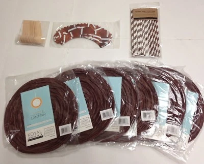 Decoraciones y suministros para fiestas de fútbol Dress My Cupcake con linternas de papel  Foto 1 de 4