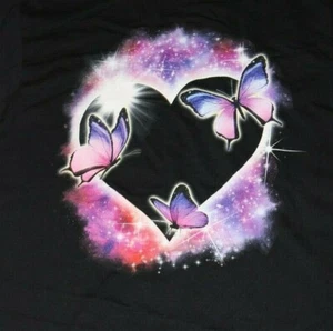 Herz mit Schmetterlingen T-Shirt Medium auf schwarz - Bild 1 von 4